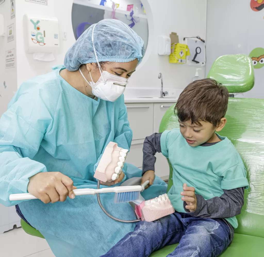 Escovar os dentes das crianças é um terror? Confira dicas